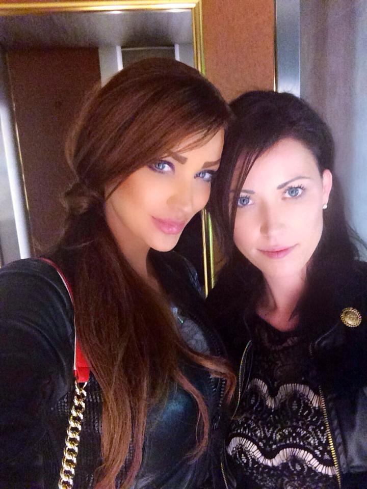 Bianca s-a fotografiat alaturi de o prietena