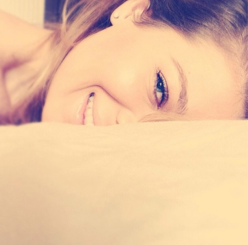 Gina Pistol s-a fotografiat dimineata, in pat