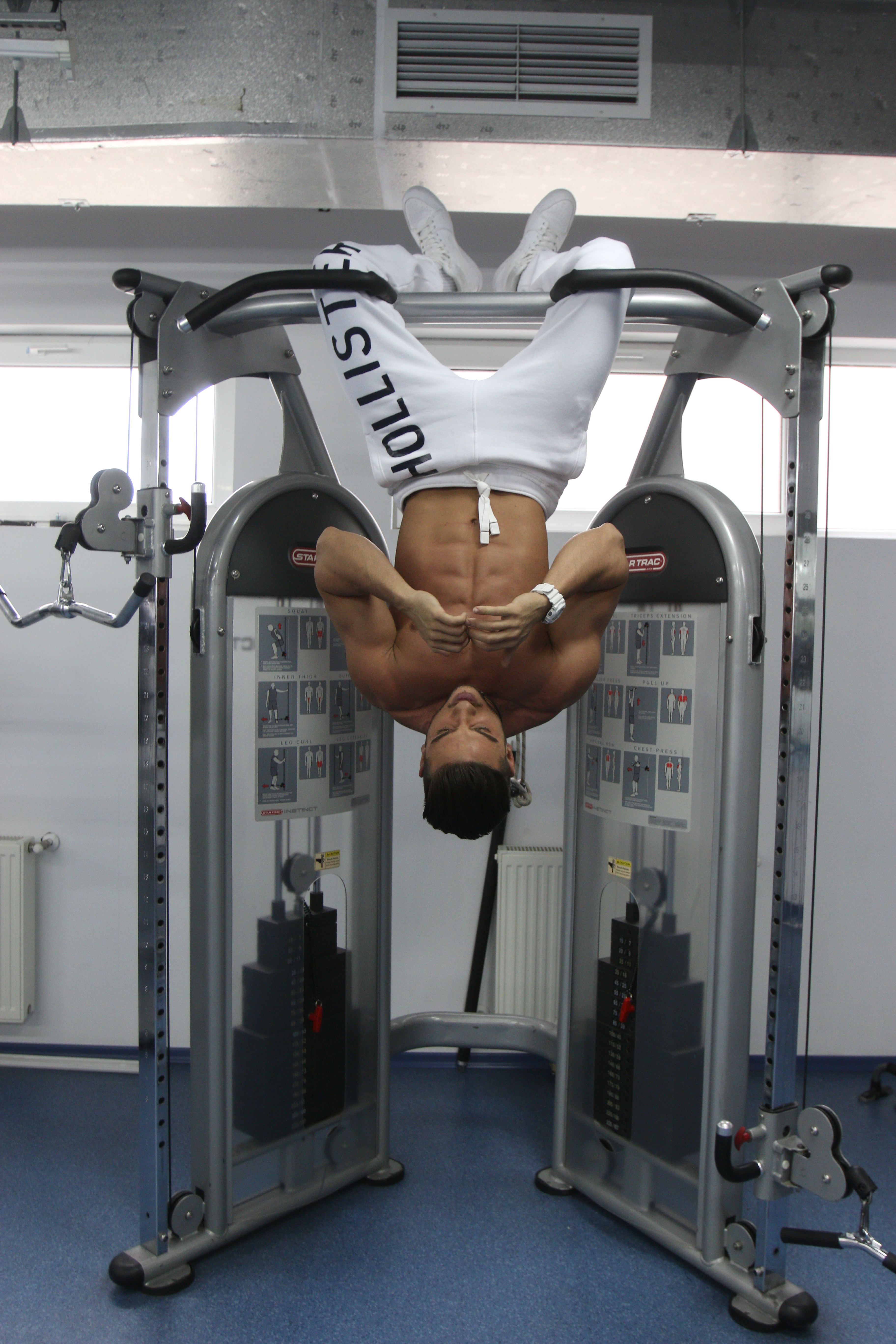 Actorul face tot felul de exercitii pentru a-si antrena corpul