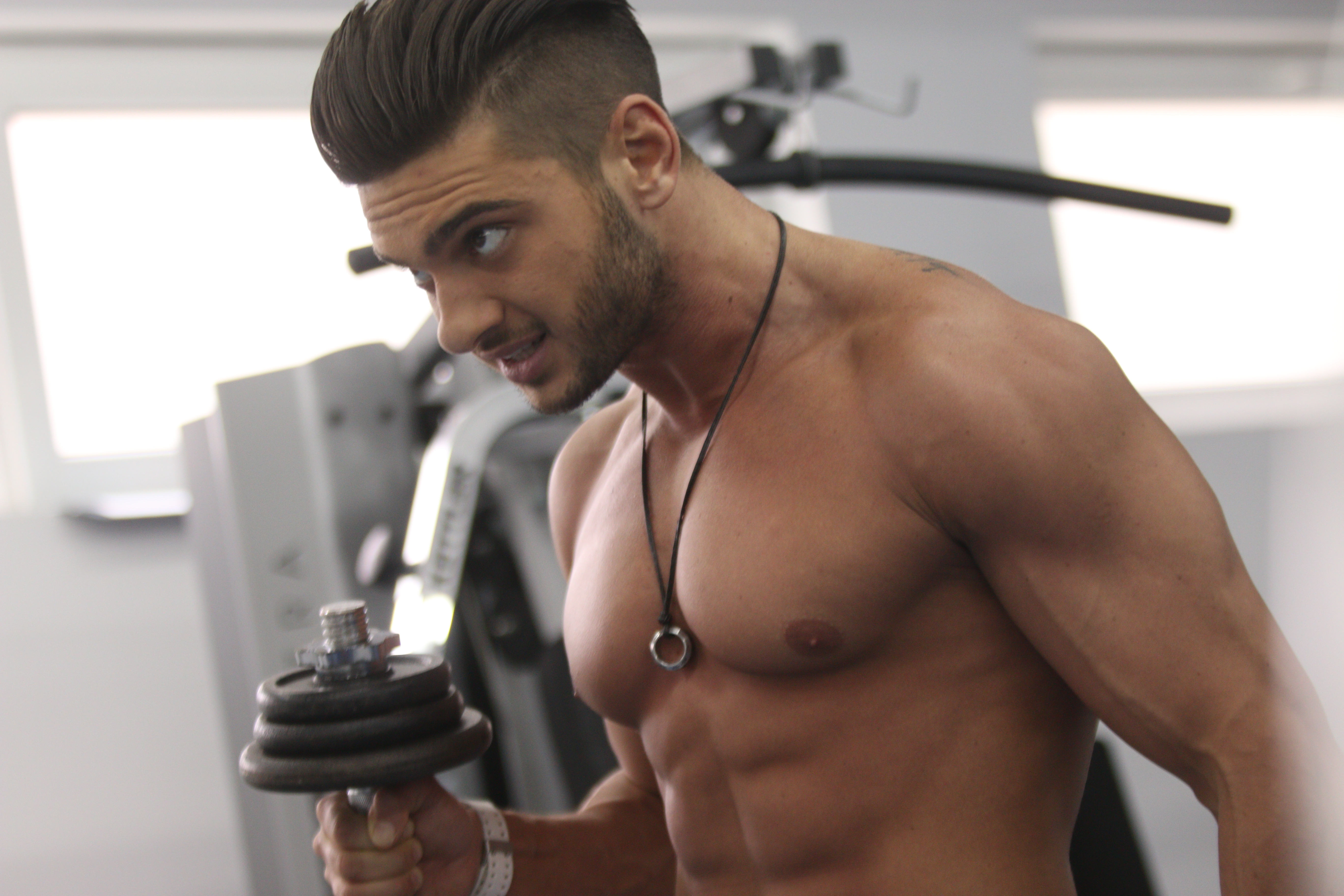 Actorul arata foarte bine, iar domnisoarele sunt innebunite dupa el