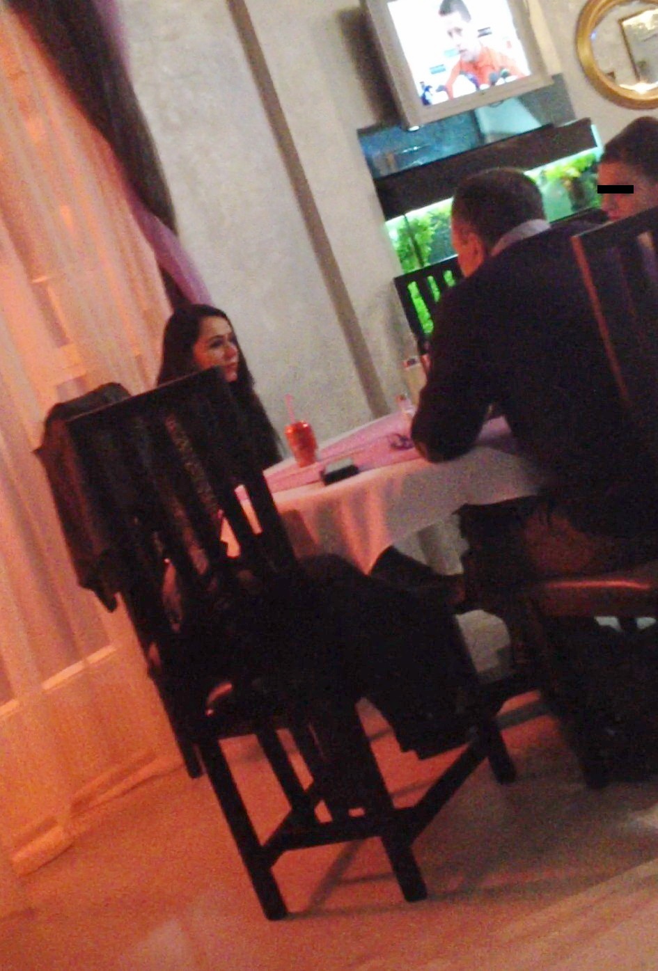 Sotia lui Sisu pare foarte preocupata de discutia pe care o are cu iubitul prietenei ei