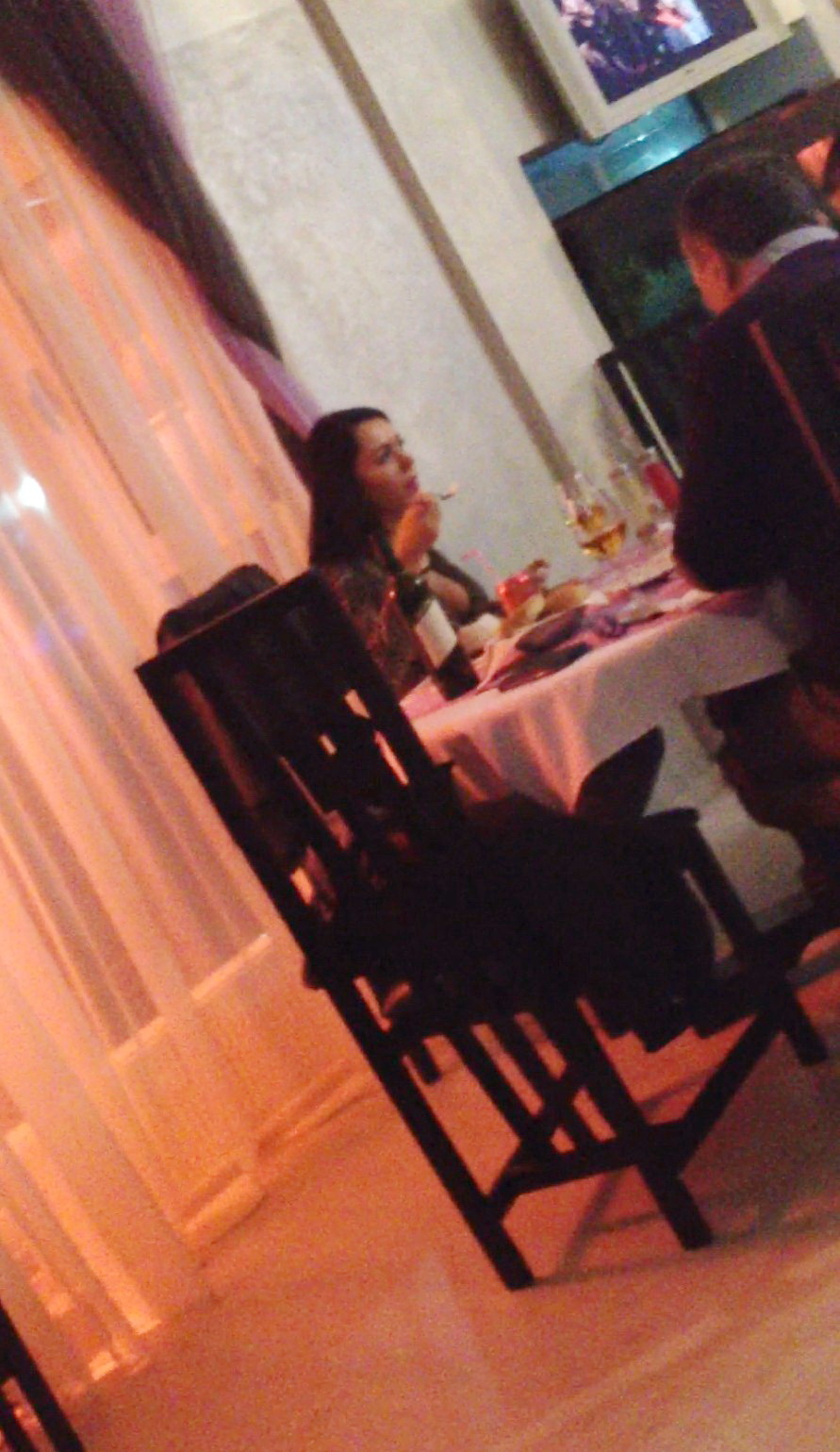 Desi mancase acasa o pizza gigant, Catalina si-a comandat si o portie zdravana de mancare