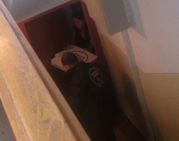 Inainte de a iesi in oras, Catalina si-a comandat o pizza