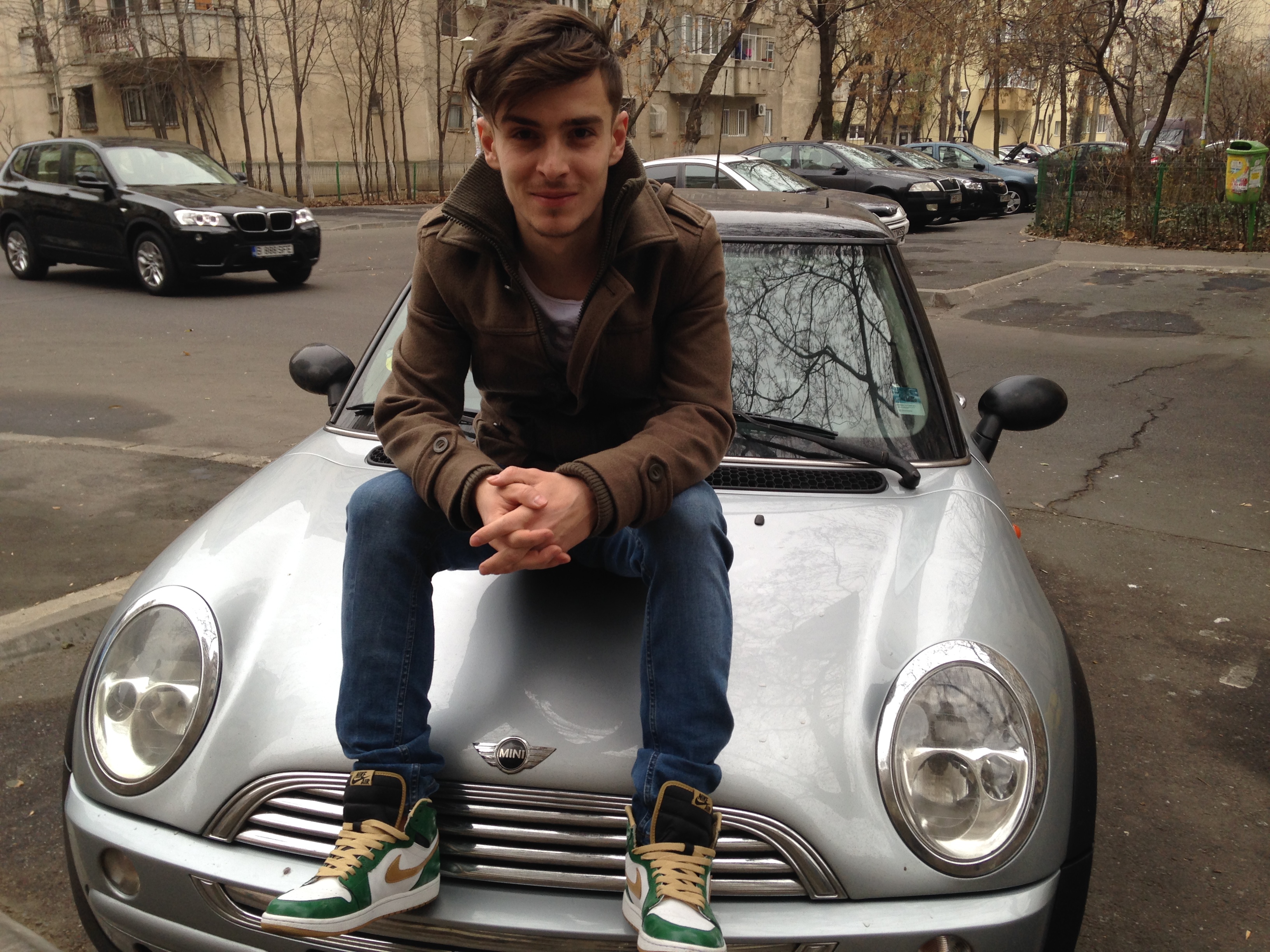 Andrei este foarte mandru de masina primita cadou de la parinti sursa: arhiva personala