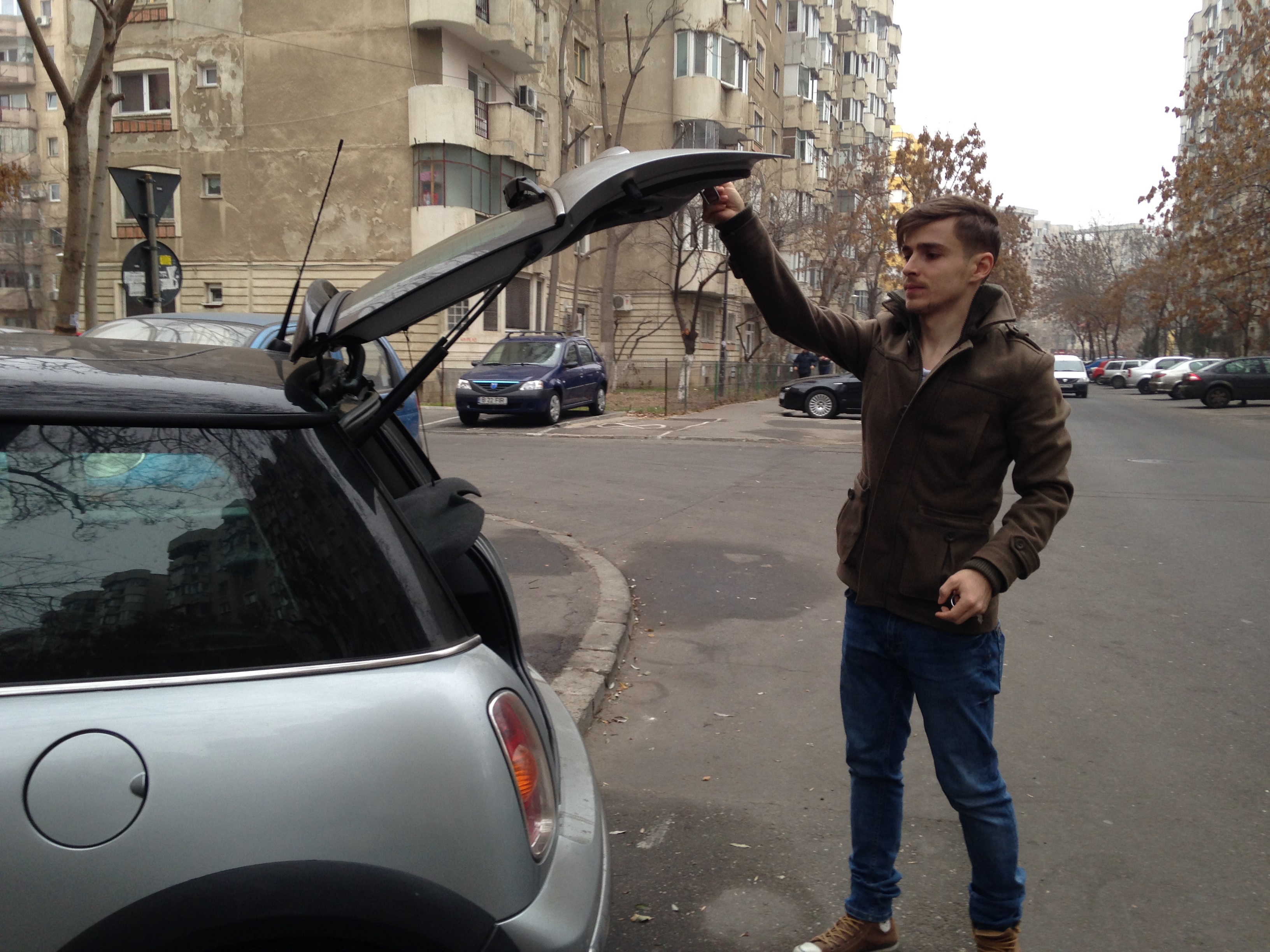 In fata blocului lui Andrei sta acum masina primita cadou de la parinti sursa: arhiva personala