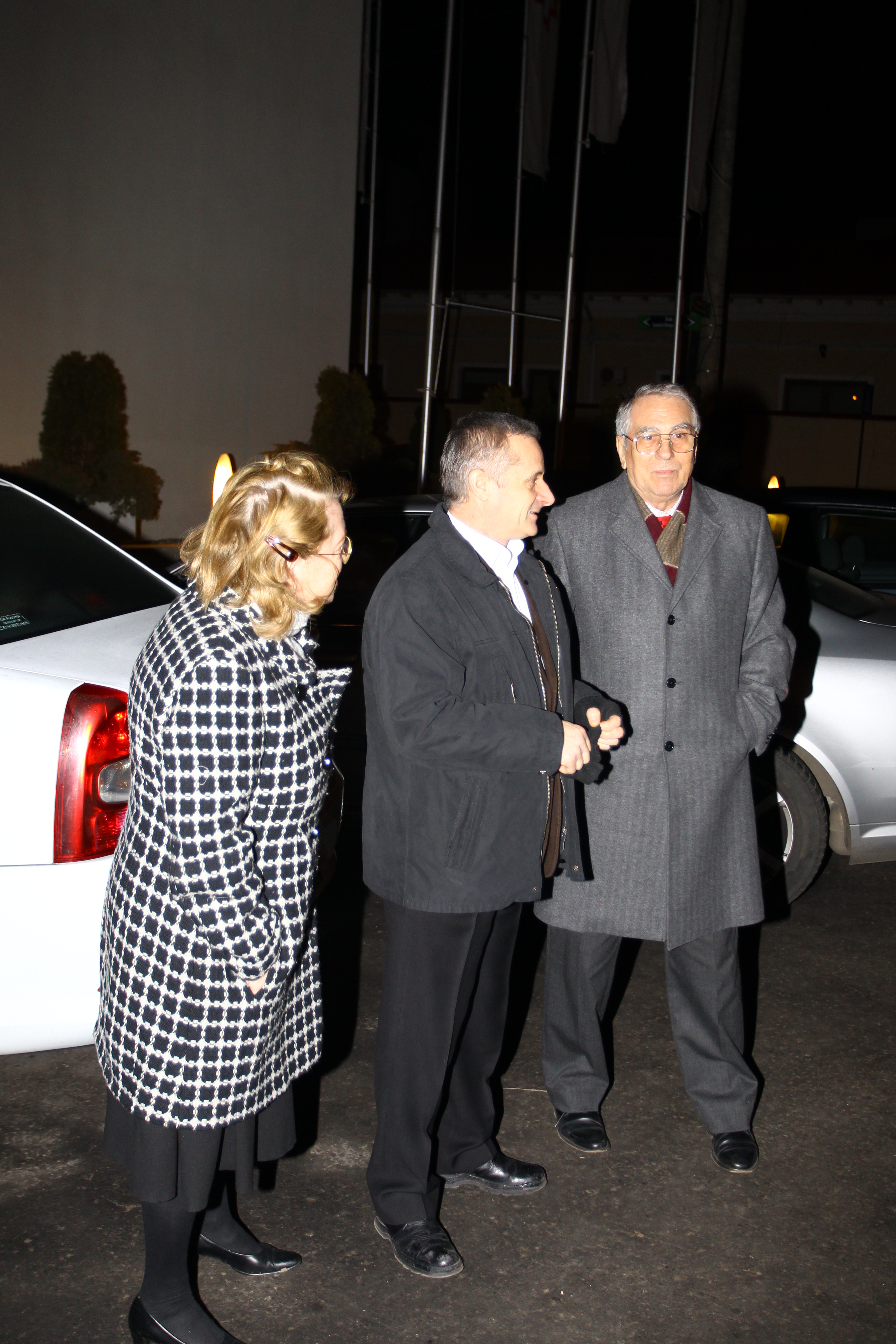 Parintii celor doi au asteptat emotionati in fata clinicii