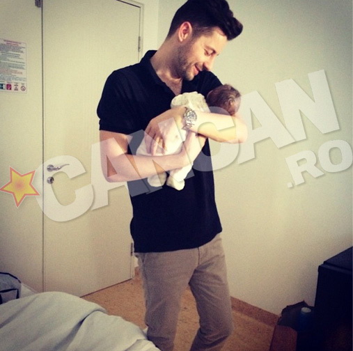 Adrian Sina isi tine in brate fetita, care s-a nascut sambata noapte