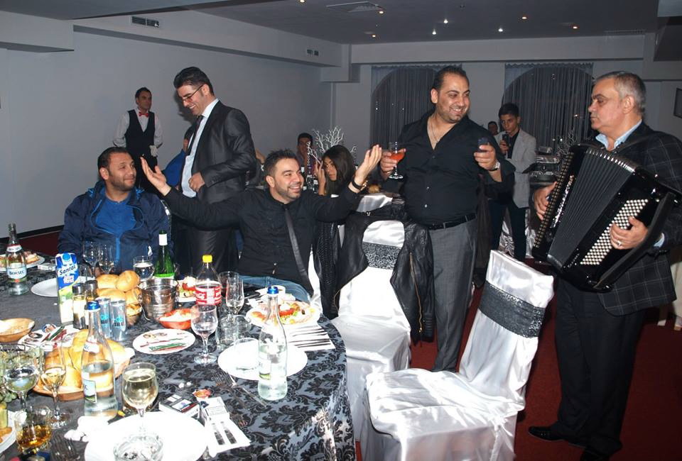 L un moment dat, iubita manelistului s-a sustras din bataia camerelor