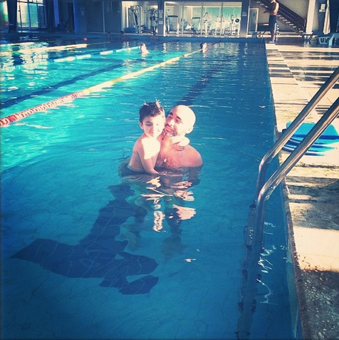 Cabron alaturi de fiul sau la piscina