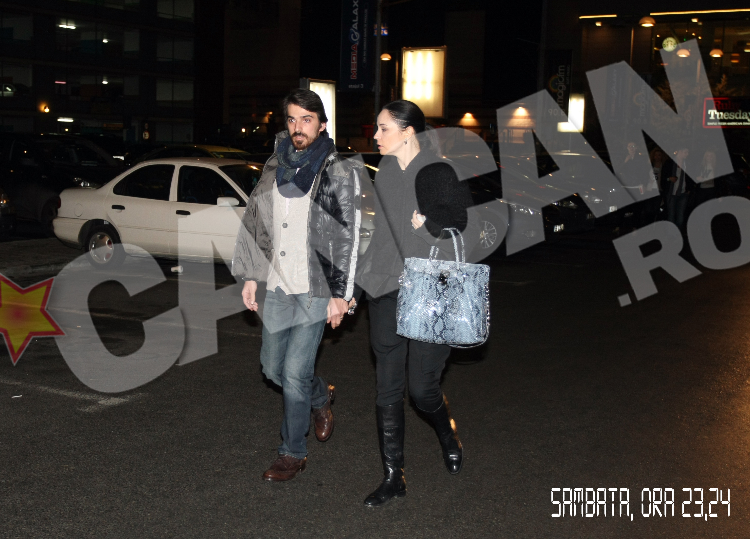 Cei doi s-au apropiat cand Andreea i-a inmanat cheile de la masina