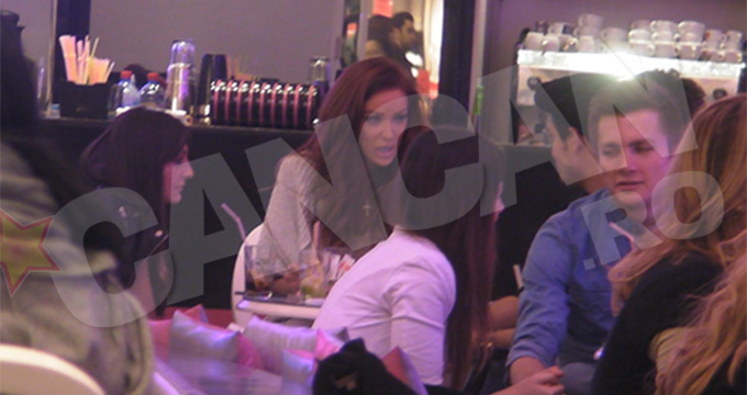 Bianca Dragusanu s-a distrat la mall in compania unor prieteni mult mai tineri ca ea