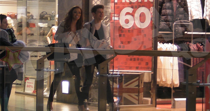 La vederea fotografilor, Bianca Dragusanu i-a dat drumul la mana tanarului care o insotea