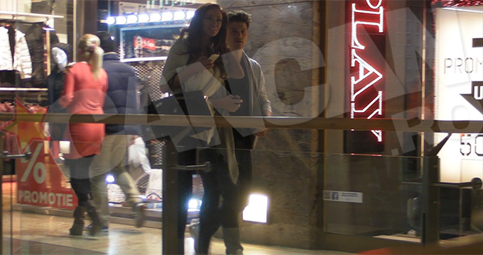 La vederea fotografilor, Bianca Dragusanu i-a dat drumul la mana tanarului care o insotea