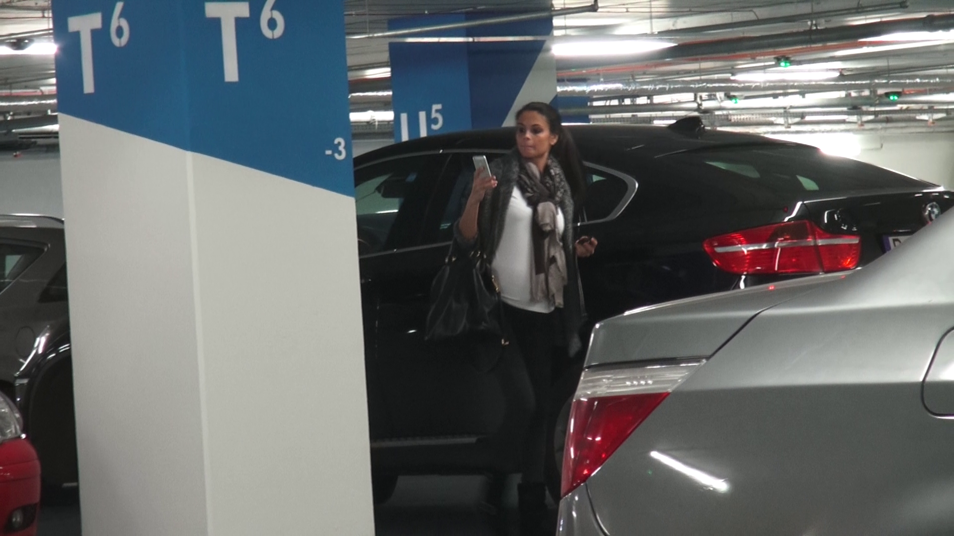 Anca Serea face poze la locul de parcare