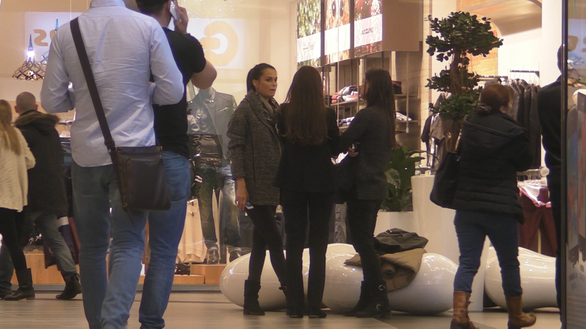 Prezentatoarea tv s-a intalnit cu niste prietene