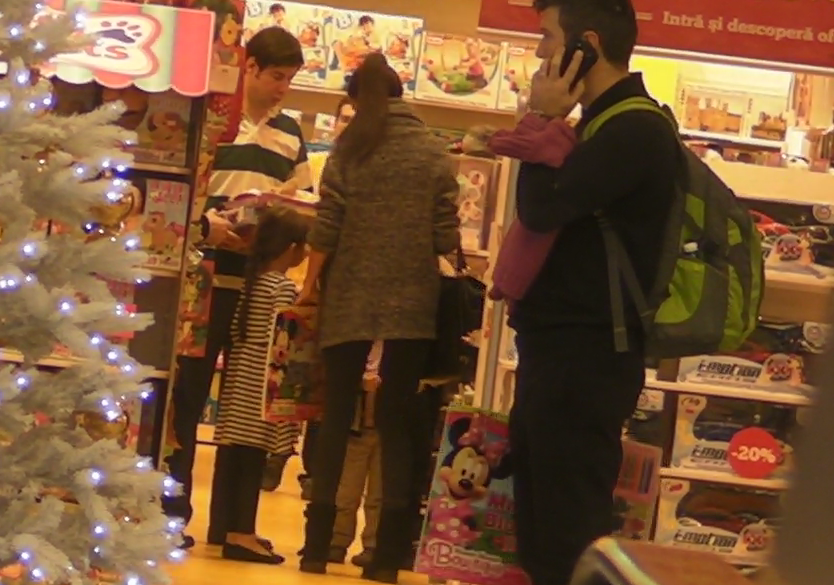 Cele doua au intrat intr-un magazin cu jucarii pentru a lua ceva pentru Sara