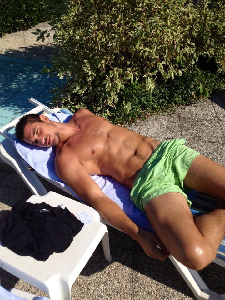 Aspectul fizic il propulseaza imediat in randul celor mai ravniti burlaci