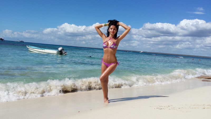 Andra, bruneta trupei Like Chocolate, a plecat in vacanta in Republica Dominicana, sa-si incarce bateriile pentru noul an.