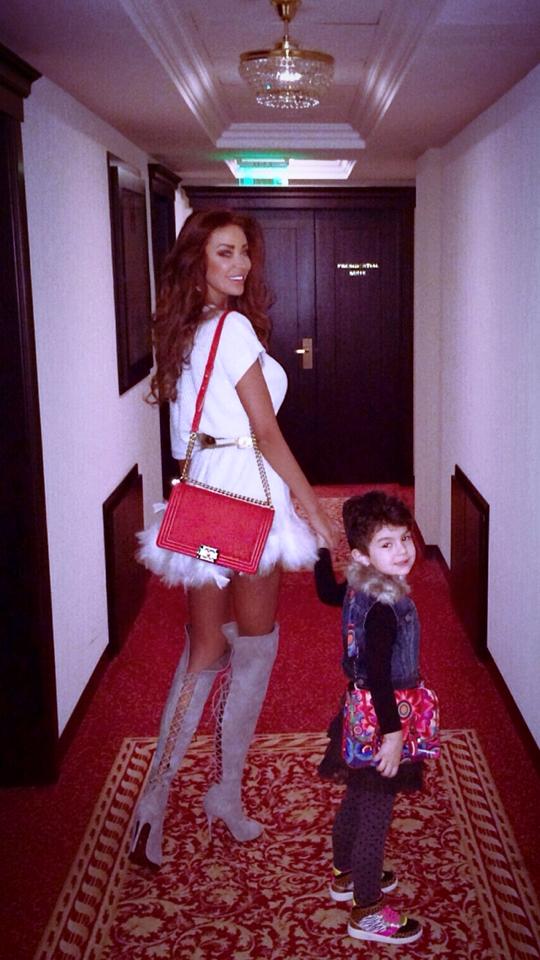 Bianca Dragusanu s-a fotografiat alaturi de fetita unor prieteni de familie. Victor Slav a facuta celasi lucru in urma cu doua zile