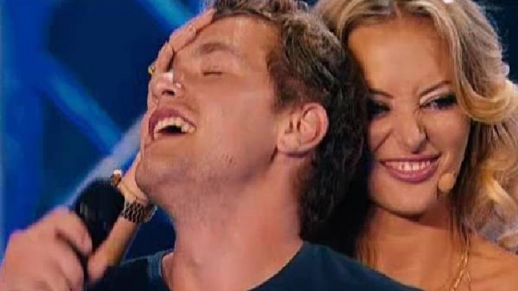 Nasul cantaretei pare mai mare pe micul ecran si atunci cand zambeste sau se stramba