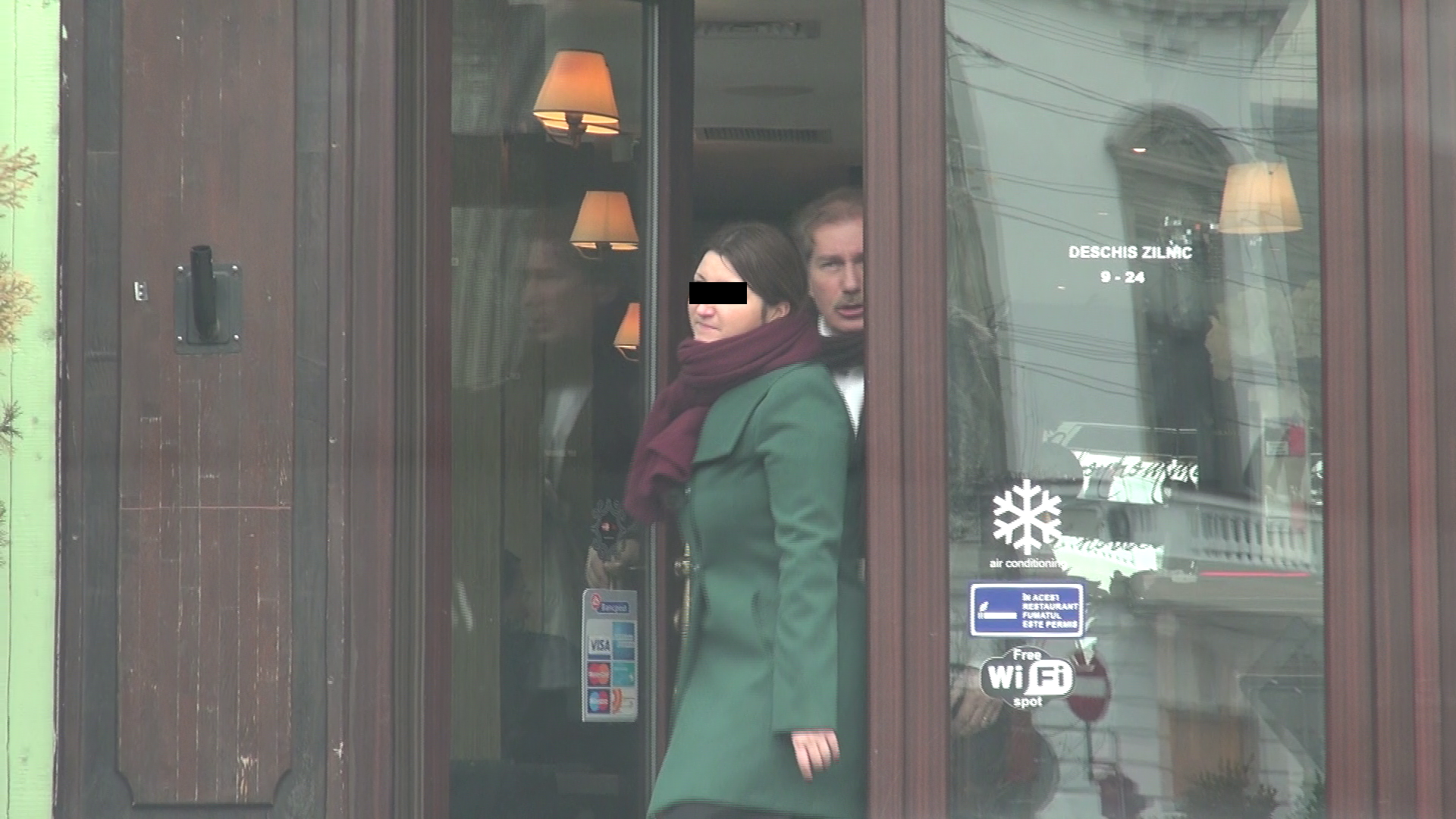 Ca un adevarat gentleman, la iesirea din local, Tino Furtuna i-a deschis usa femeii