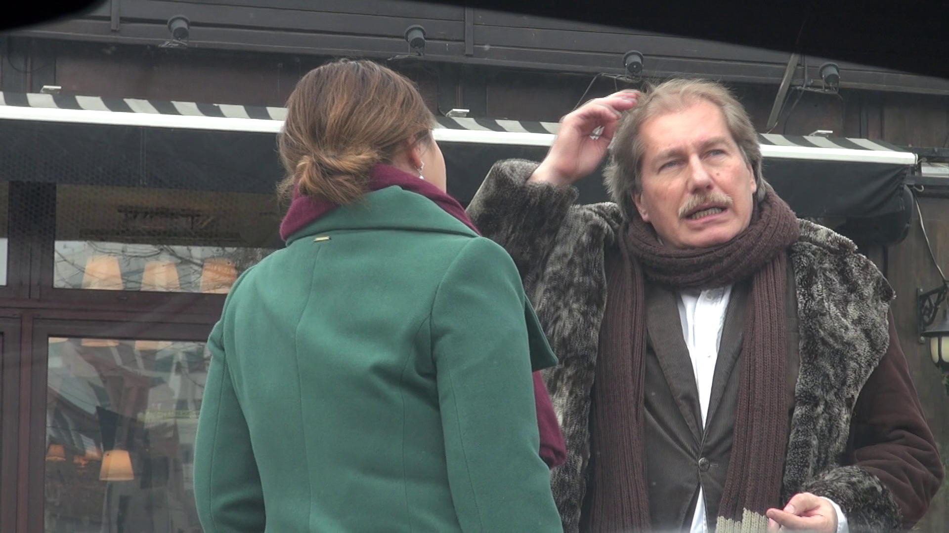 Cei doi au mai stat de vorba in fata restaurantului