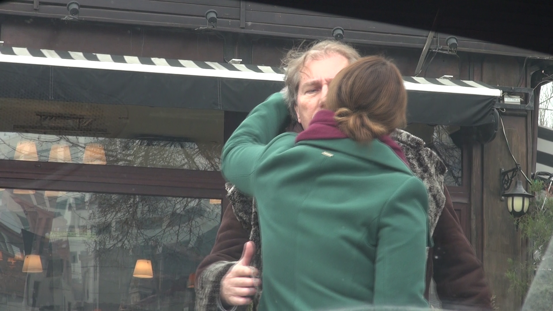 Inainte de a se desparti, s-au imbratisat, iar femeia s-a intins sa-l pupe