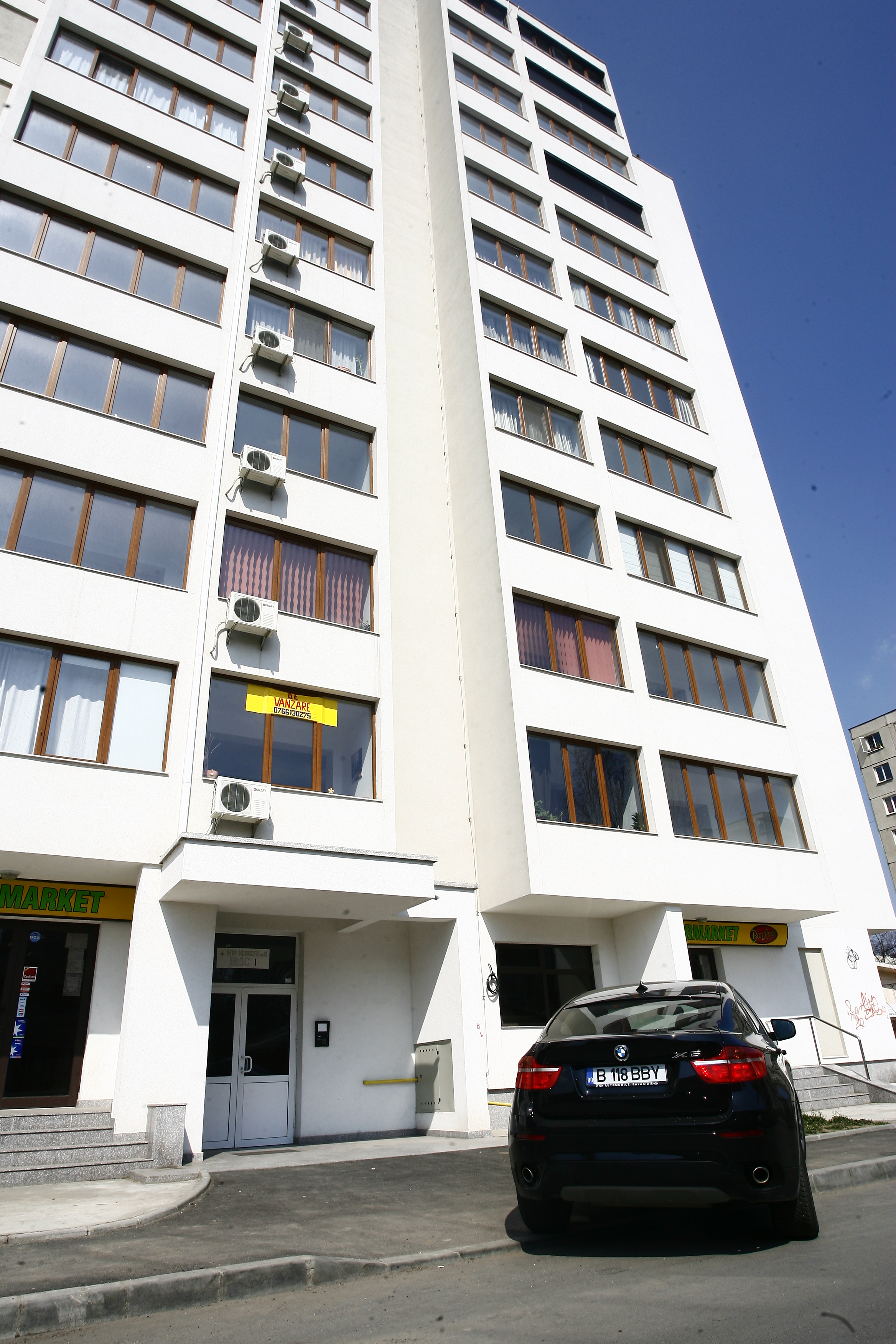 Bianca si-a parcat atunci masina exact in fata blocului fotbalistului