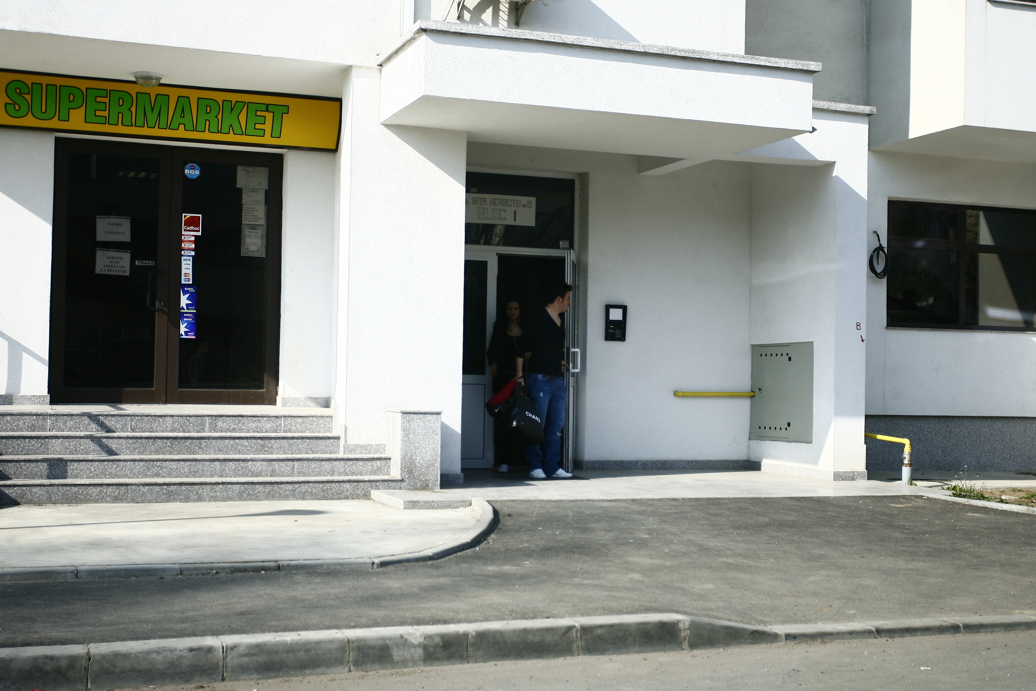 Bianca si-a chemat prietena, pe Lavinia, care a iesit din scara la bratul lui Cristea, in incercarea de a pacali paparazzi CANCAN.ro