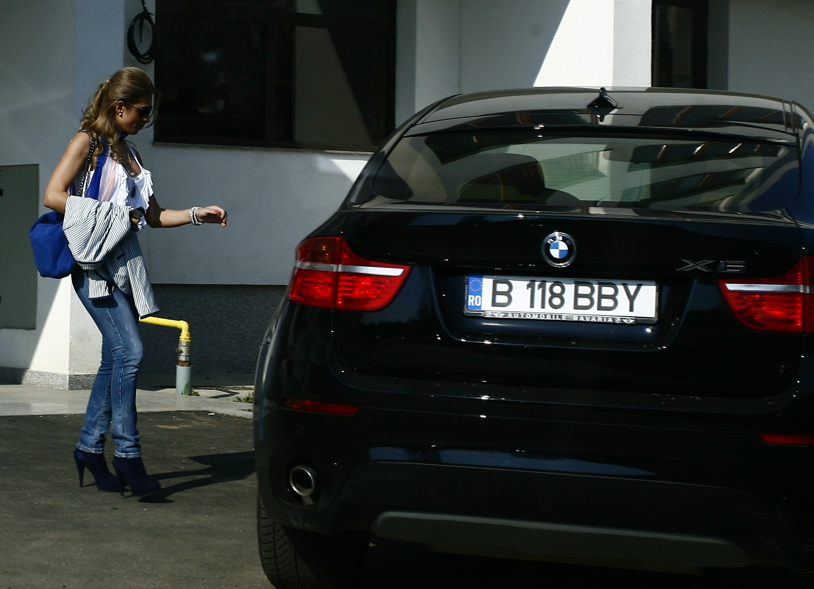 Bianca si-a rugat o alta prietena sa ia masina din fata scarii, in timp ce ea astepta cumintica in casa 