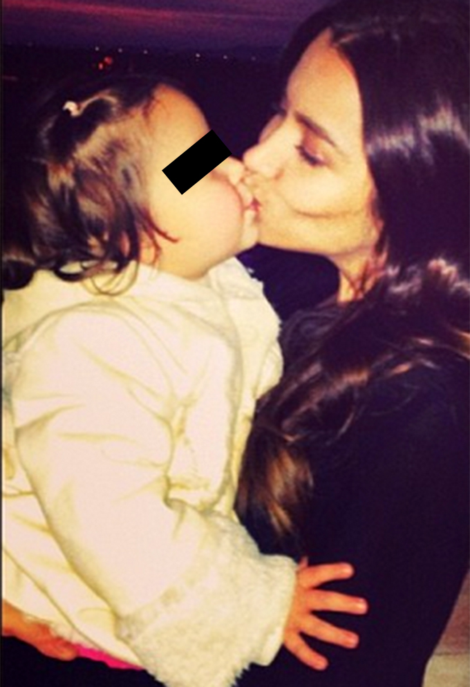 Lili s-a fotografiat in timp ce pupa copilul unei prietene