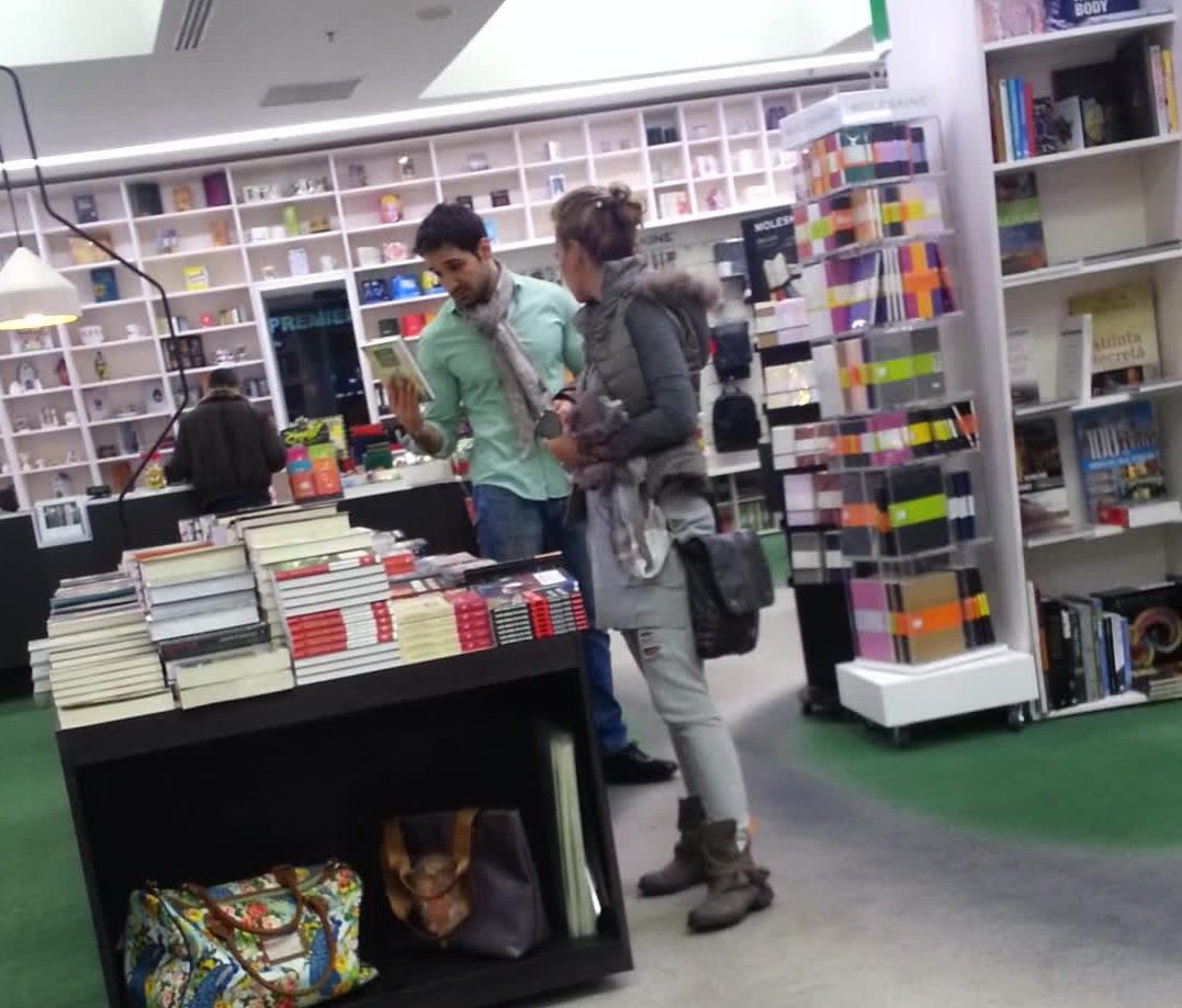 Tudy si amica lui s-au uitat la mai multe carti