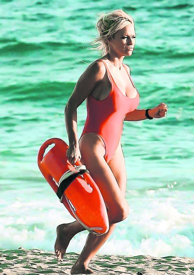 Pamela Andreson, in celebrul costum rosu de baie