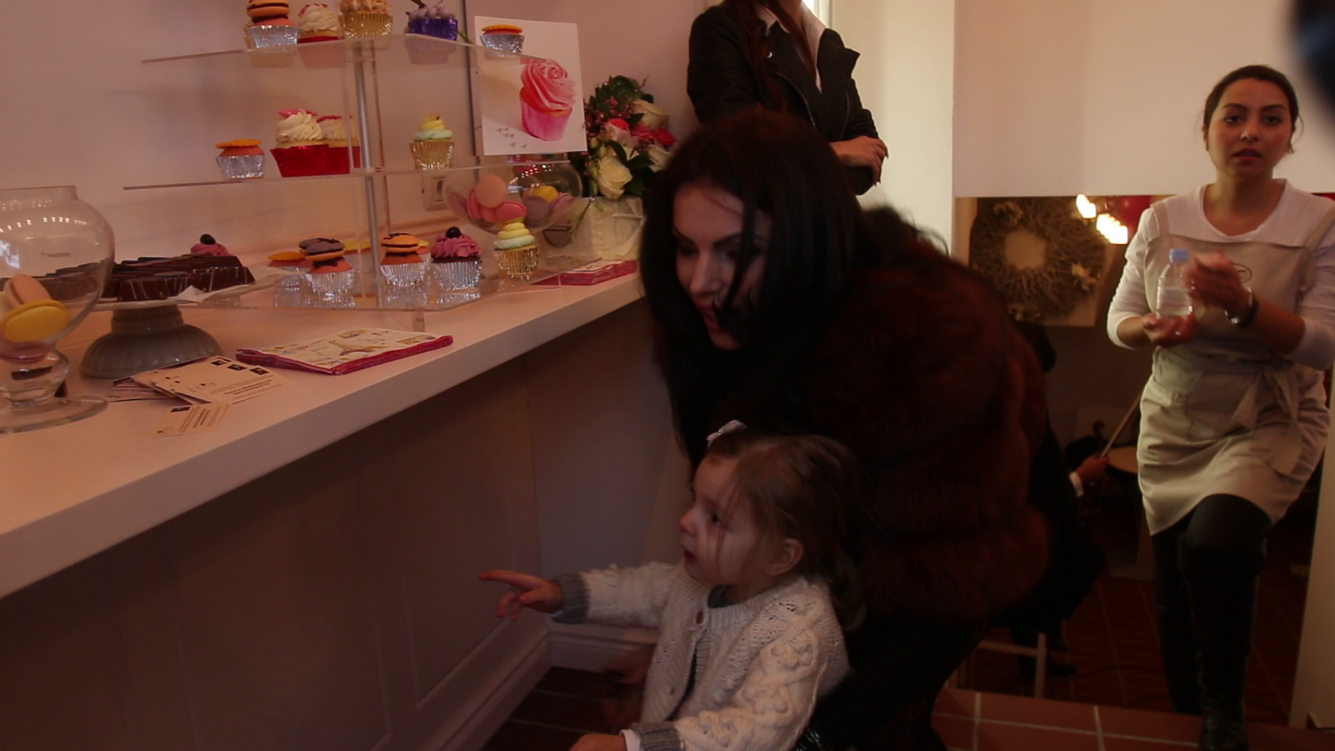 In masura in care ii permite evenimentul la care participa, Ramona merge intotdeauna insotita de fetita ei