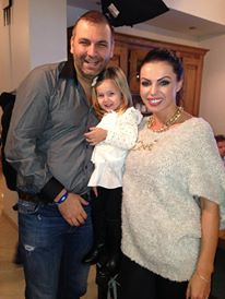 Ramona, alaturi de logodnicul ei si de fetita lor sursa: arhiva personala