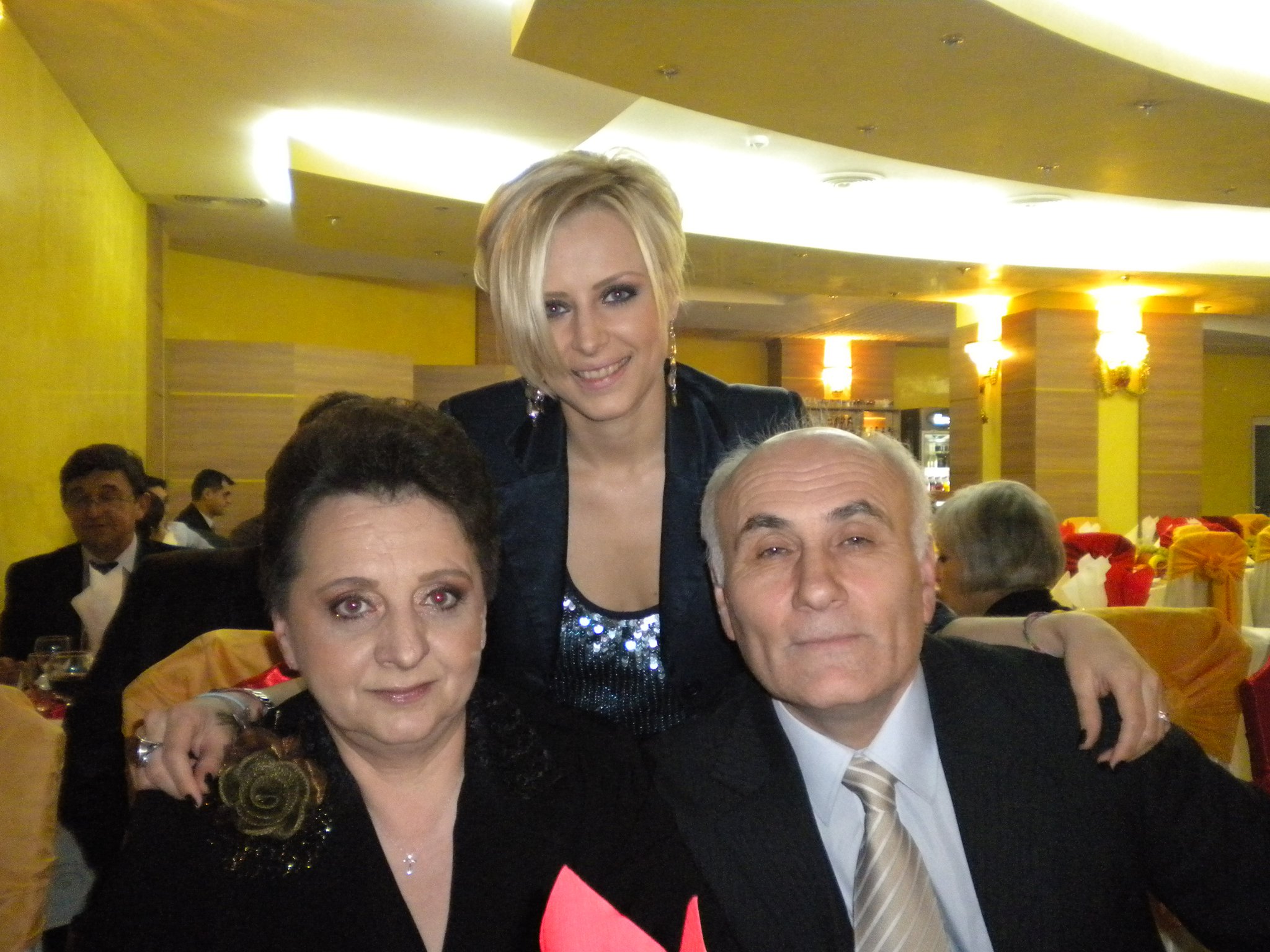 Madalina, alaturi de parintii ei sursa: arhiva personala