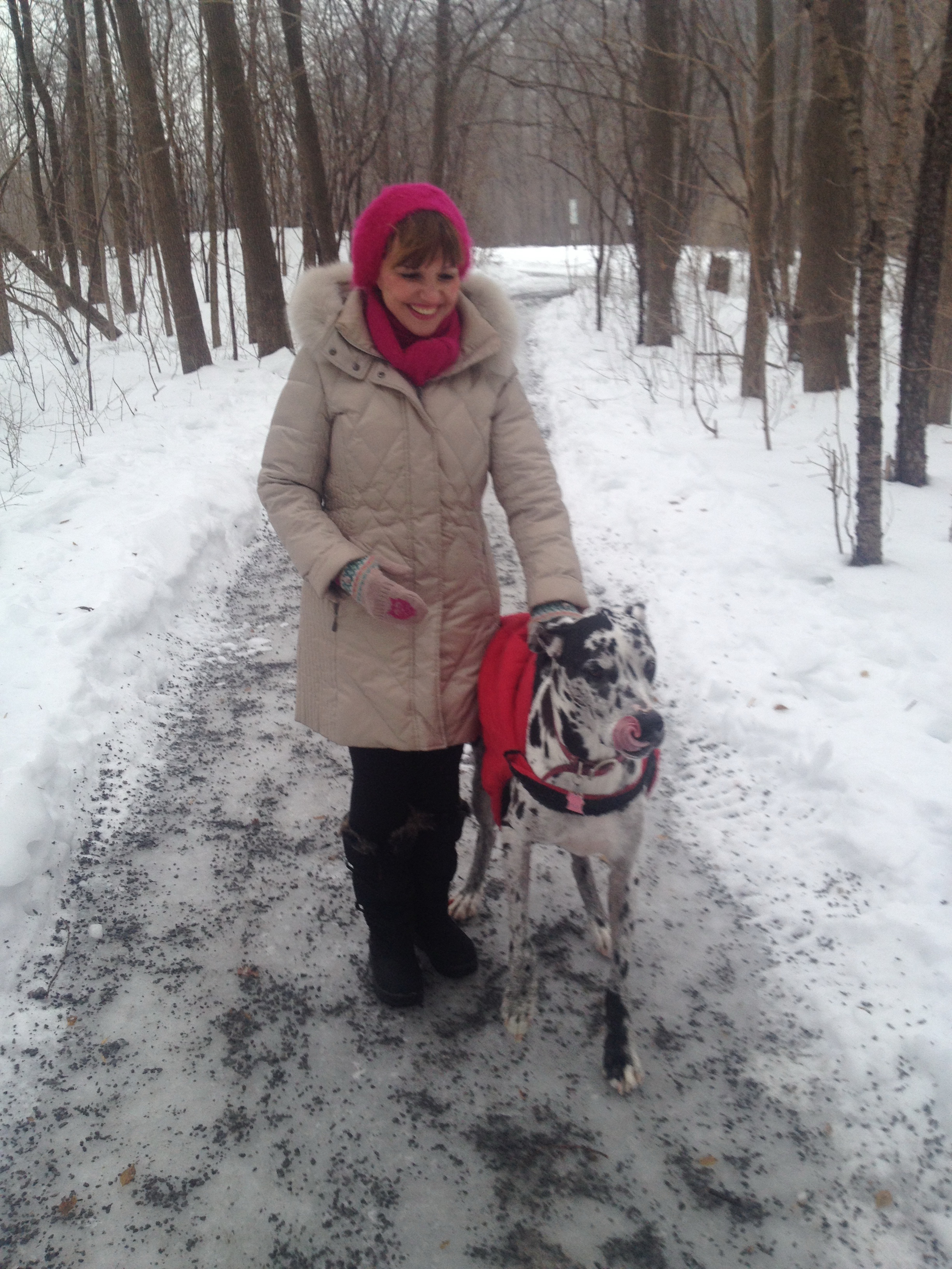 Marina Almasan, plimbandu-l pe Jackie, prietenul ei patruped din Canada sursa: arhiva personala