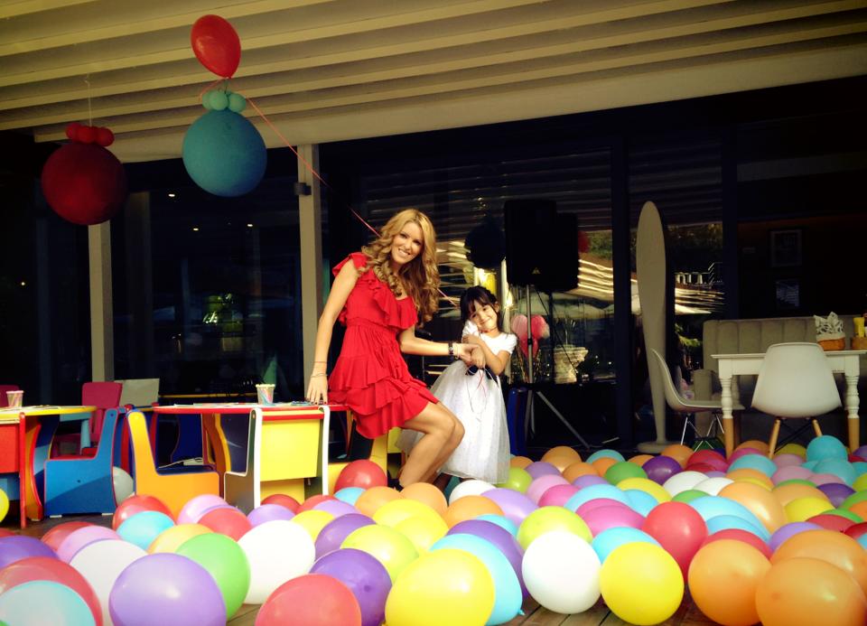 Denisa Nechifor, alaturi de fetita ei, Rania sursa: Facebook