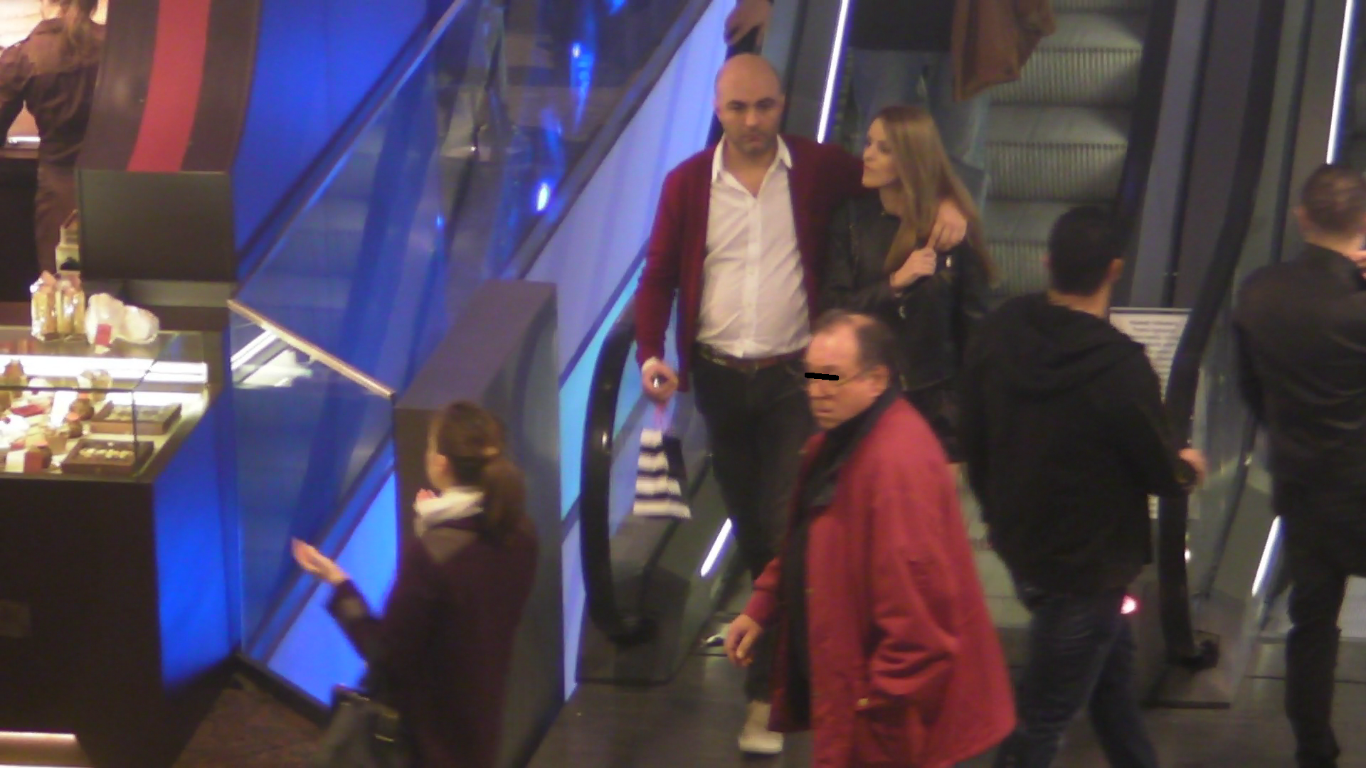 Denisa a fost surprins in mall, alaturi de iubitul ei