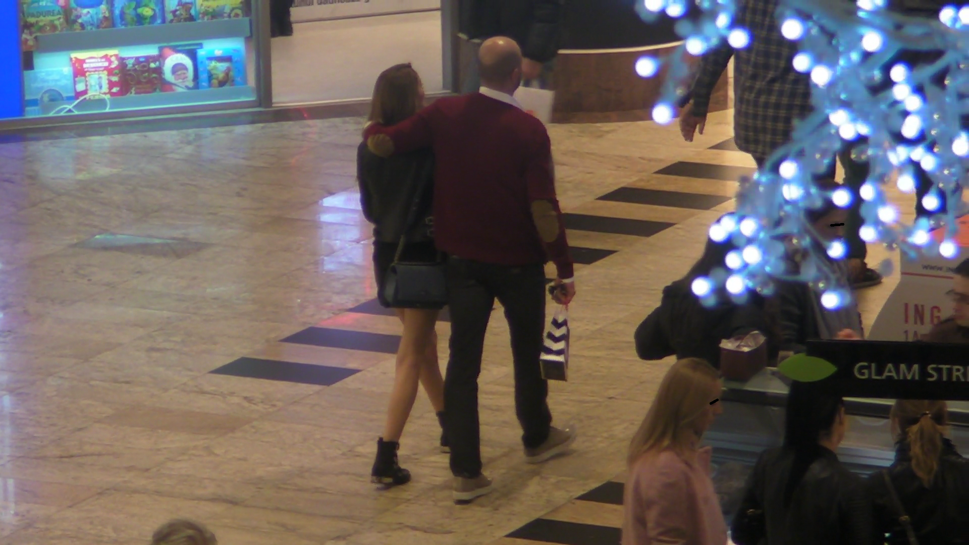 Cei doi au parut foarte apropiati si s-au tinut in brate