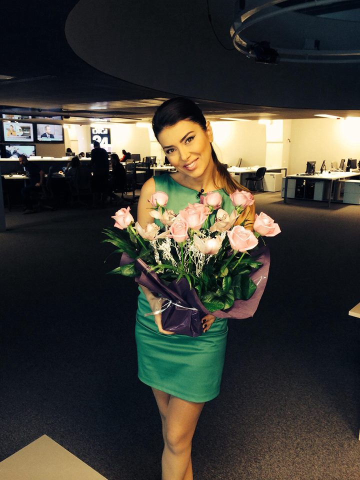 Prezentatoarea TV a primit trandafiri de la colegi