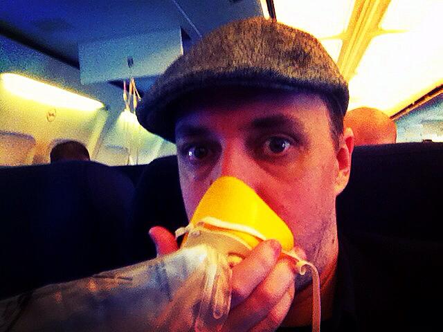 Paul si ceilalti pasageri au stat cu mastile de gaze pana la aterizare