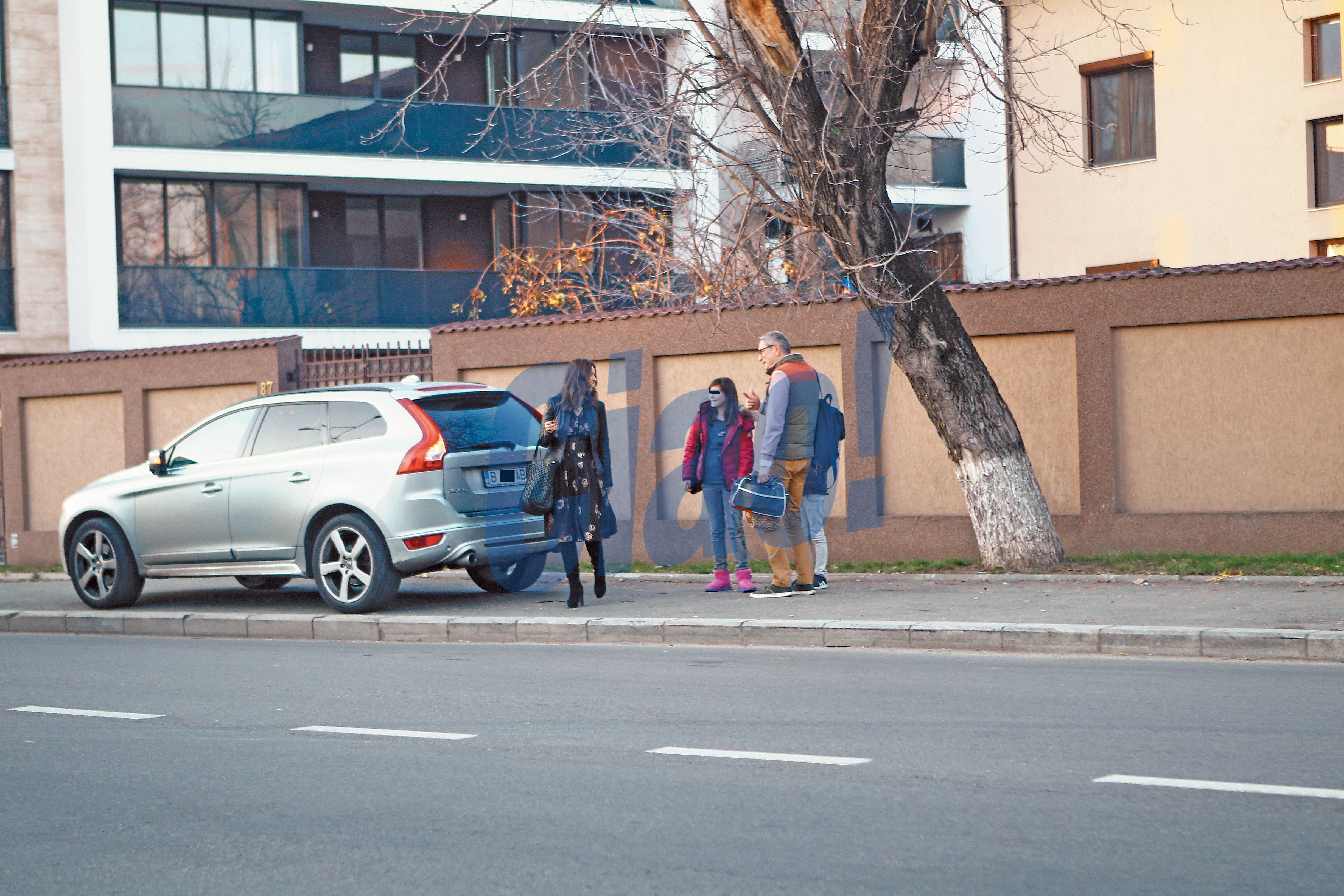 Zaharescu si fosta sotie si-au zambit in continuu si la final s-au imbratisat si s-au pupat pe obraz