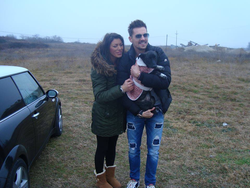 Cei doi au adoptat o catelusa maidaneza