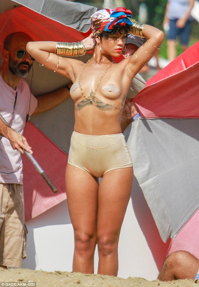 Rihanna pe plaja