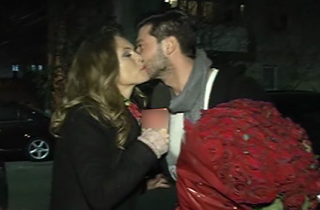 Victor Slav a fost intampinat cu o suta de fotografii de catre reporterul unei televiziuni