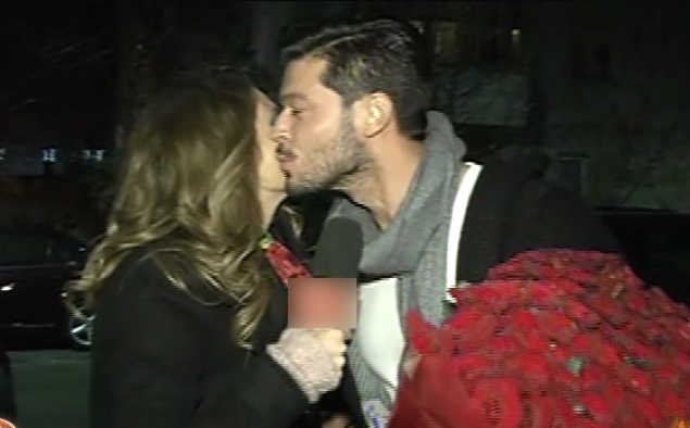 Victor Slav a primit trandafirii de la jurnalista si a tinut sa o sarute pentru gestul facut