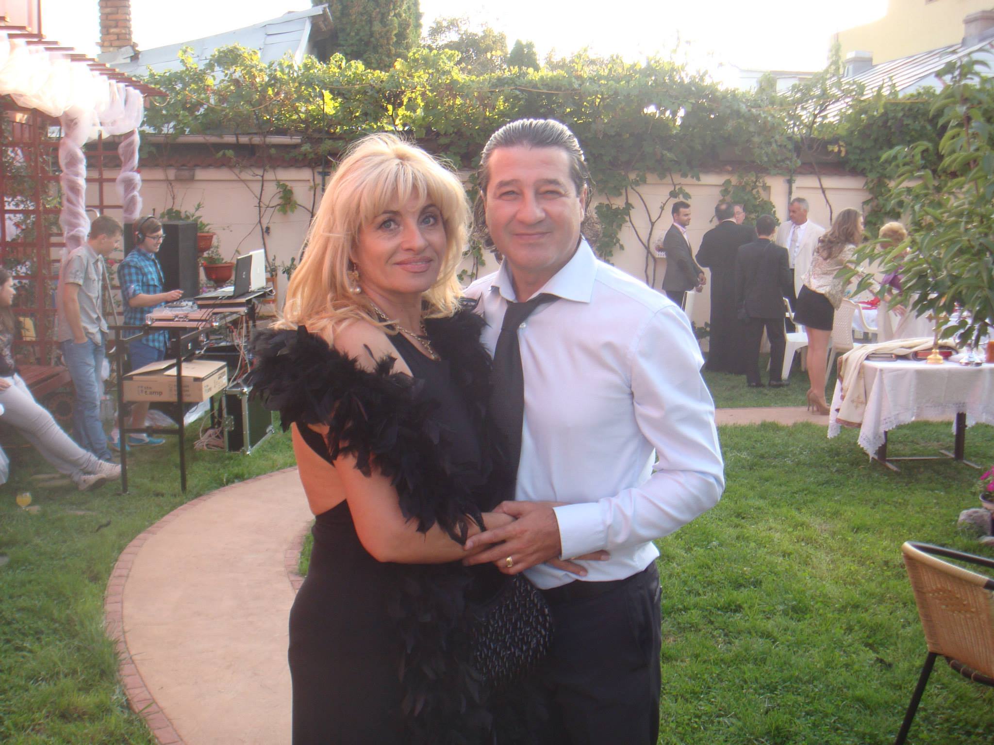 Carmen a postat pe internet o serie de imagini in care apare imbracata in vestimentatii sexy