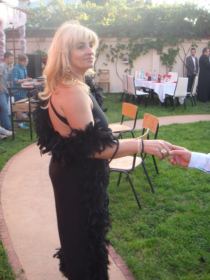 Carmen este o femeie frumoasa, chiar daca e trecuta de prima tinerete