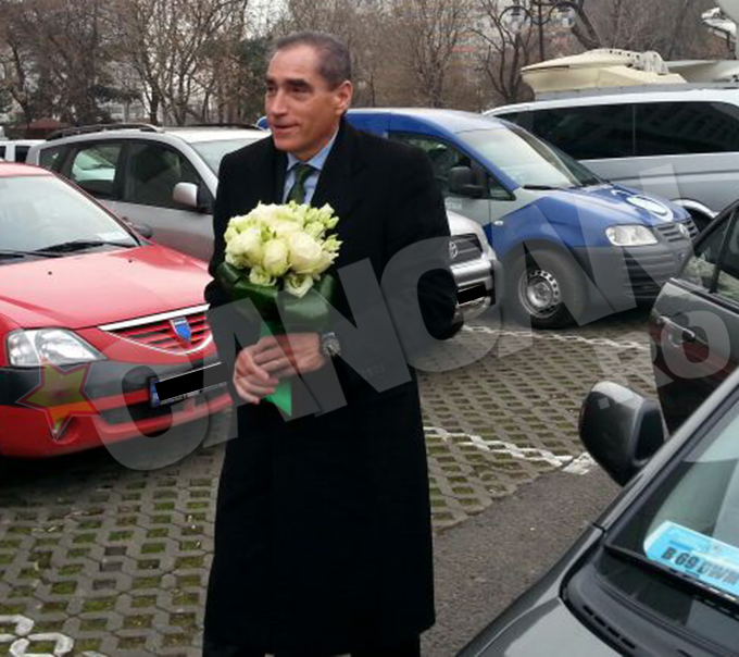 Petre a venit la cununie cu un buchet mare de flori pentru fiica lui